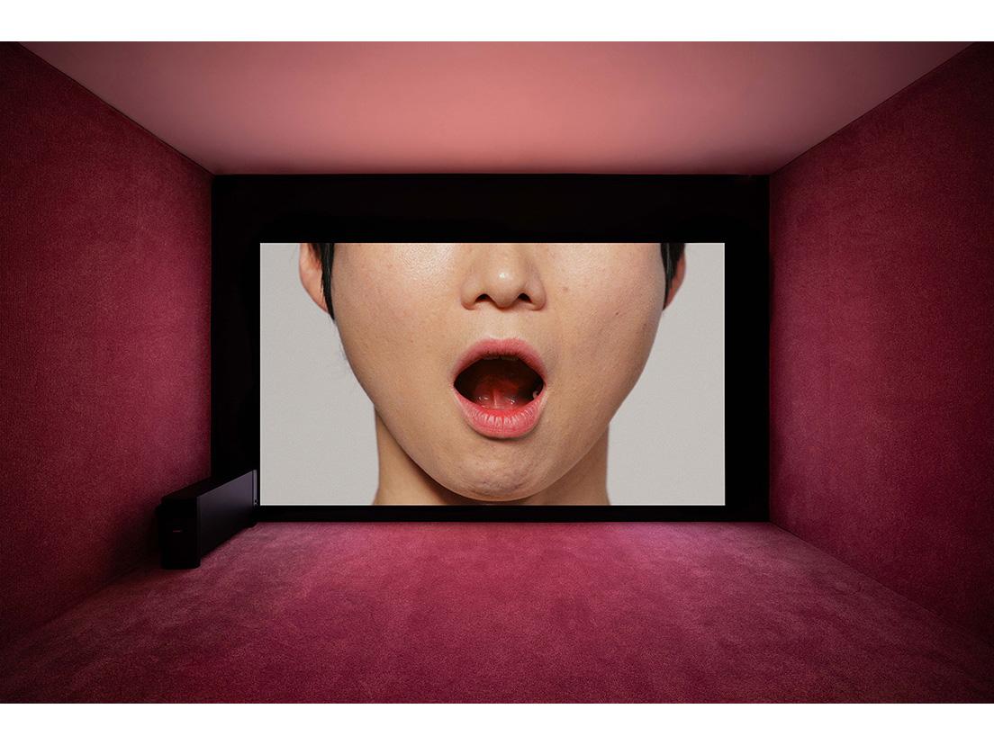 ソウルの10のアートスペースが、それぞれのテーマをもとに展示を展開する。こちらは、身体にフォーカスしたYunjung Lee(イ・ユンジョン)による作品。　Yunjung Lee《Tongue Gymnastics》（2020）; exhibited by d/p.Exhibition view, No Space Just a Place, Daelim Museum, Seoul (2020)