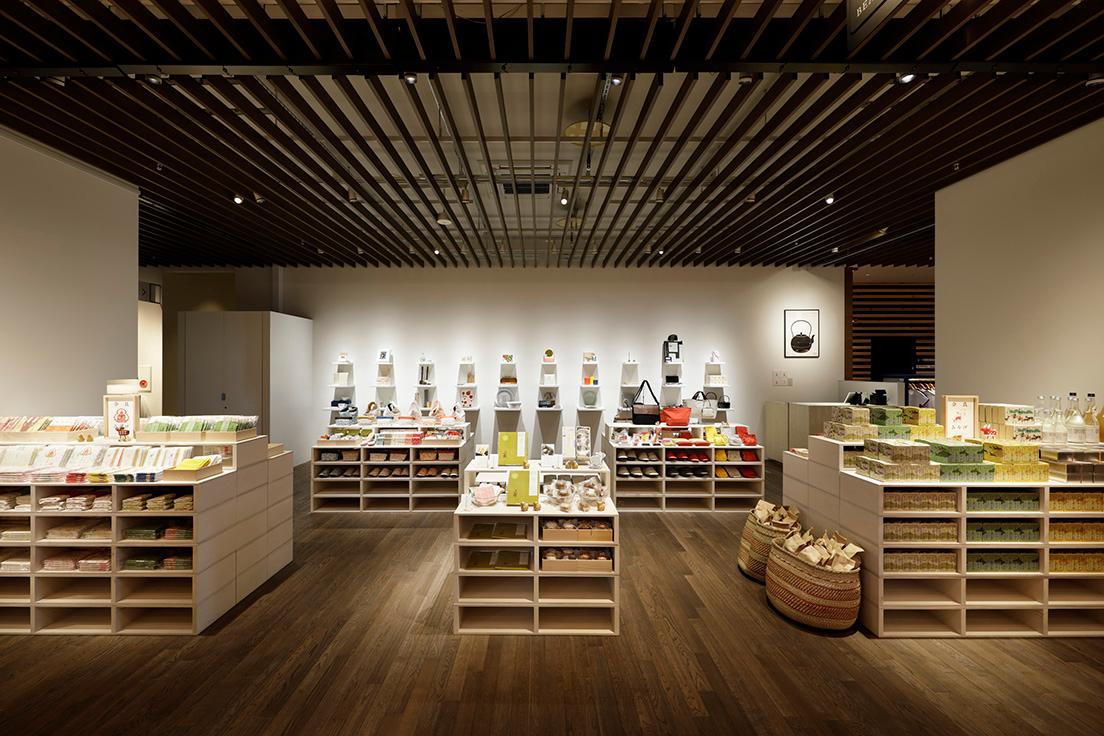 売り場は2つあり、日本の工芸をベースにした雑貨約2,800点、奈良らしいギフト約1,000点が揃っている。