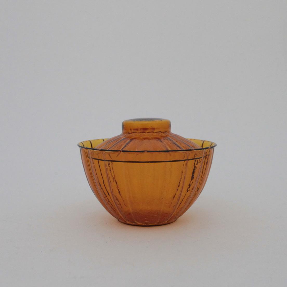 「褐色菊型蓋付碗」45,000円。W12.4×H9.5cm。