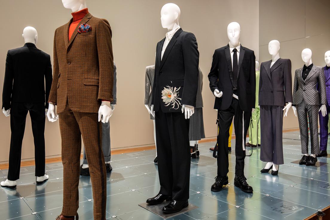 時代とともにスーツ・デザインも多様化していった。千鳥格子のピエール・カルダンのスーツ（左／1975年頃）は当時流行していたモッズ・スタイルの影響が感じられる。山本耀司によるワイズのスーツ（中央／2007年秋冬）は華やか、ストラップをあしらったヘルムート・ラングのスーツ（右／2003年秋冬）はスタイリッシュだ。