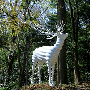 現代アートと自然が溶け合う野外彫刻展が〈明治神宮〉で開催中。
