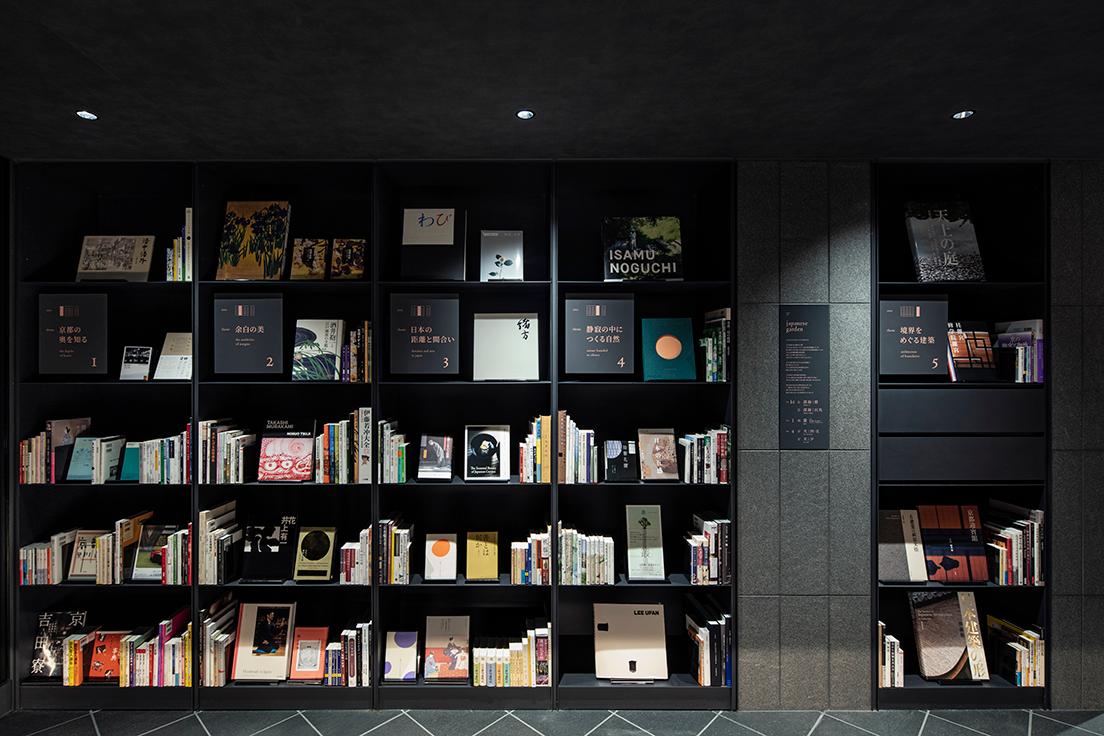 〈バッハ〉が選書した本棚。好奇心をくすぐる様々なジャンルの本は、部屋やカフェに持ち込むこともできる。