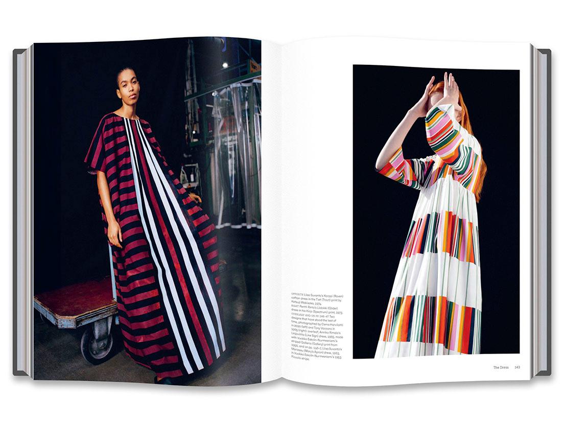 ともに70年代にデザインされたプリントのドレス。（左から）脇阪克二による《ティエット（Tiet）》、ペンッティ・リンタによる《キルヨ（Kirjo）》。