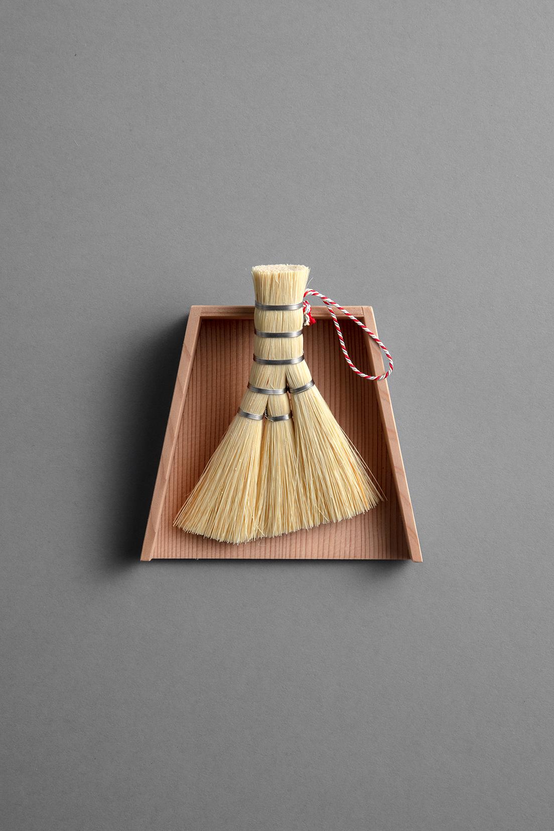 扫帚由和歌山的高田幸造商店制作，辫子由京都的Shoen Kumihimo制作。 宽 9 x 长 12.5 厘米。 簸箕由东京的〈井上木工〉制作。 宽 12.7 x 深 11.4 x 高 3.3 厘米。 一套 13,200 日元（东青山 TEL 03 3400 5525）。