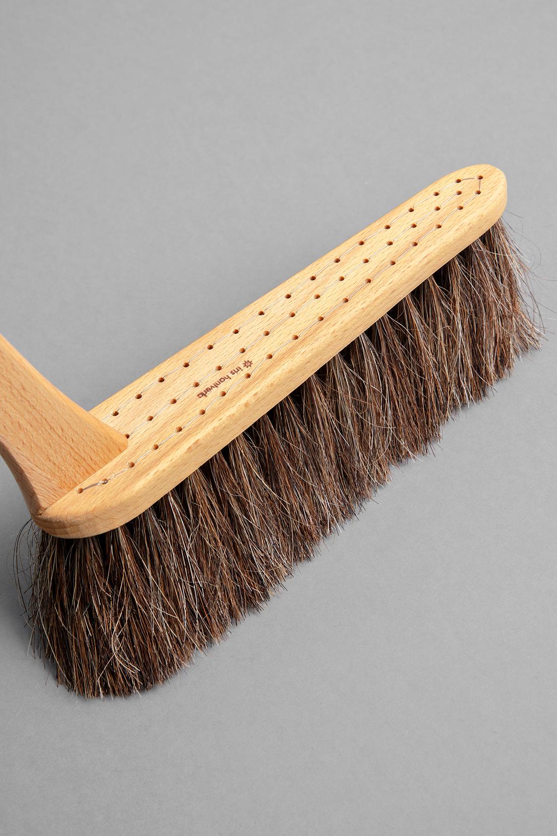 耐嚼的马毛可以清洁细小的灰尘而不损坏地板。 由于发束是一根一根的手工种植在带孔的树体上，因此头发不易脱落，可以舒适地永远使用，这很有吸引力。