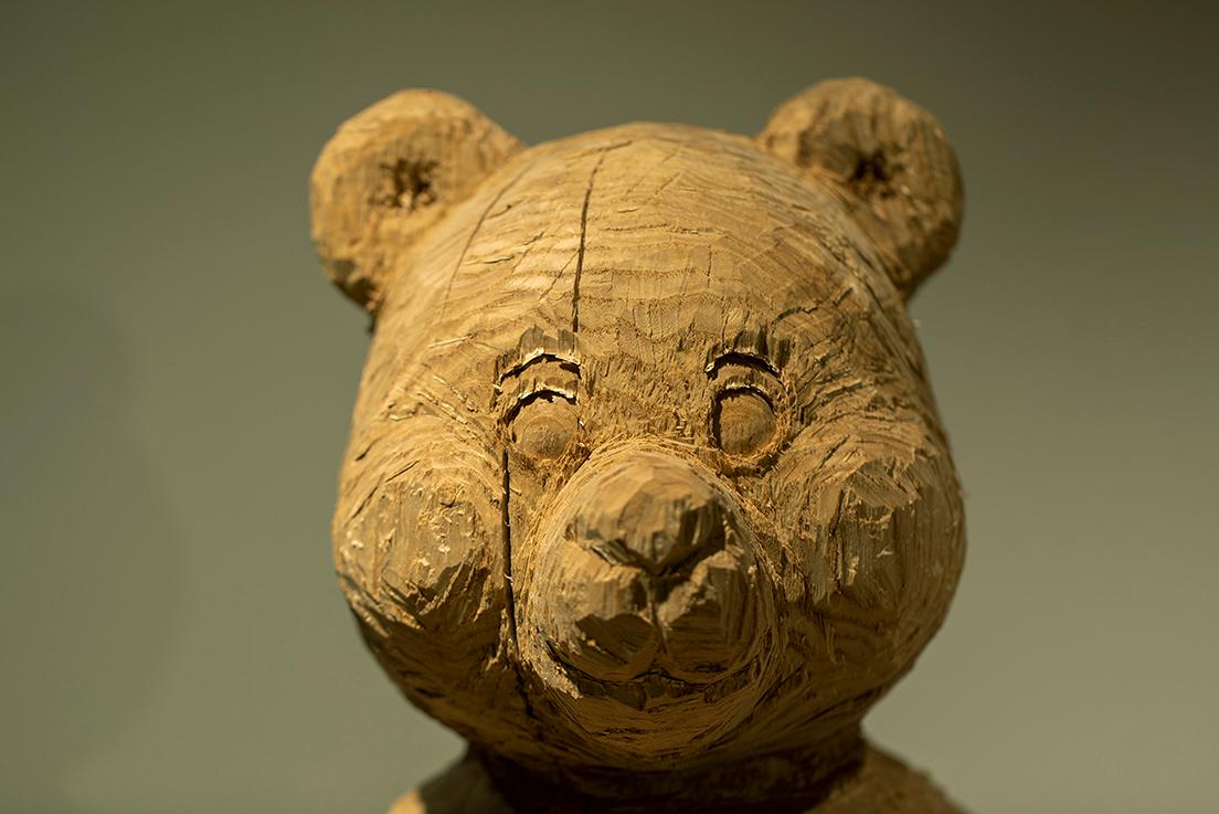 《くまちゃん》と題された、高野による新たな木彫り熊。