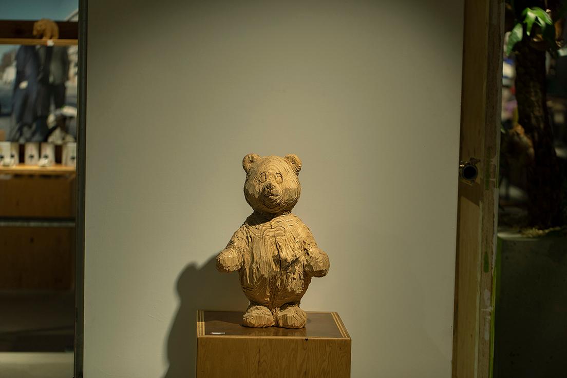 新たな作り手による“木彫りの熊”がシボネに集結中！