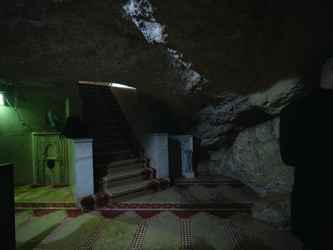 地上と「魂の井戸」を繋ぐ階段。11〜12世紀にかけて十字軍がエルサレムを奪還すると、キリスト教徒はこの洞窟を洗礼者ヨハネが誕生を告げた場所として崇拝した。