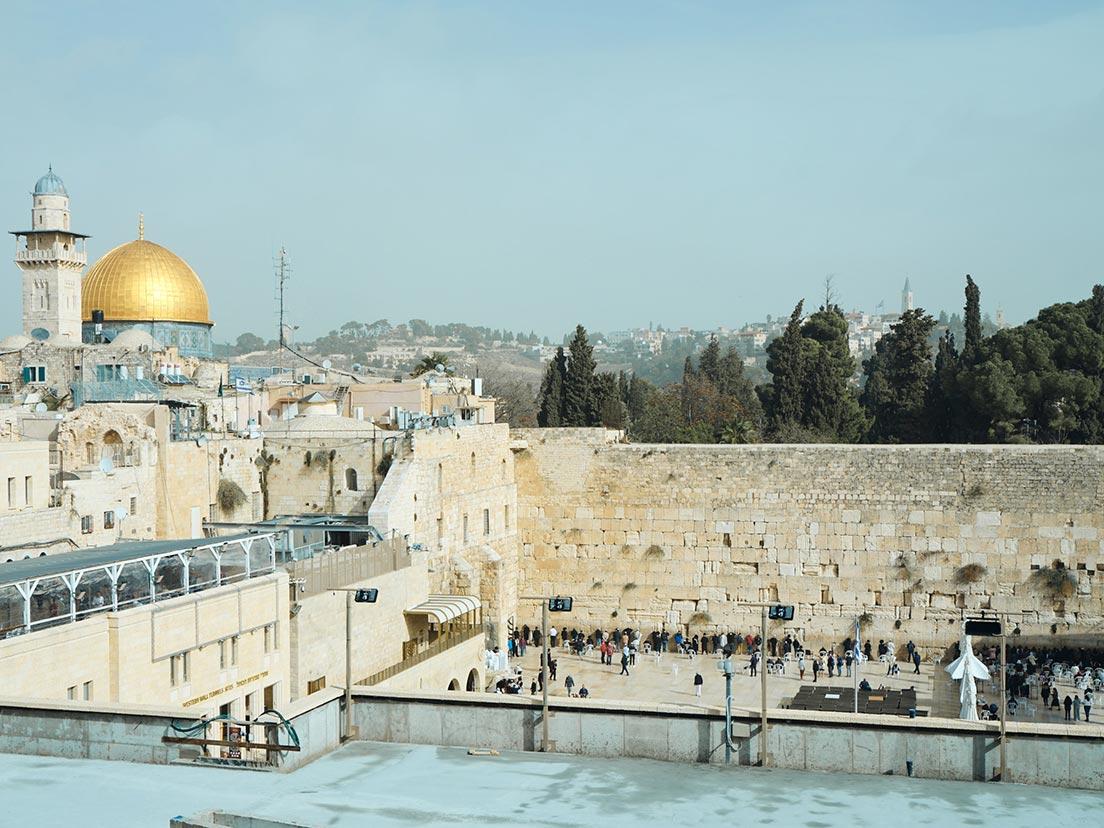 〈嘆きの壁〉はエルサレムの神殿（神殿の丘）を囲んでいた城壁の西側の一部分。城壁は幅約57m、高さは約19m。地下に埋まっている部分も含めると32m。積み上げられた石は地上28段、地下17段の計45段となっている。