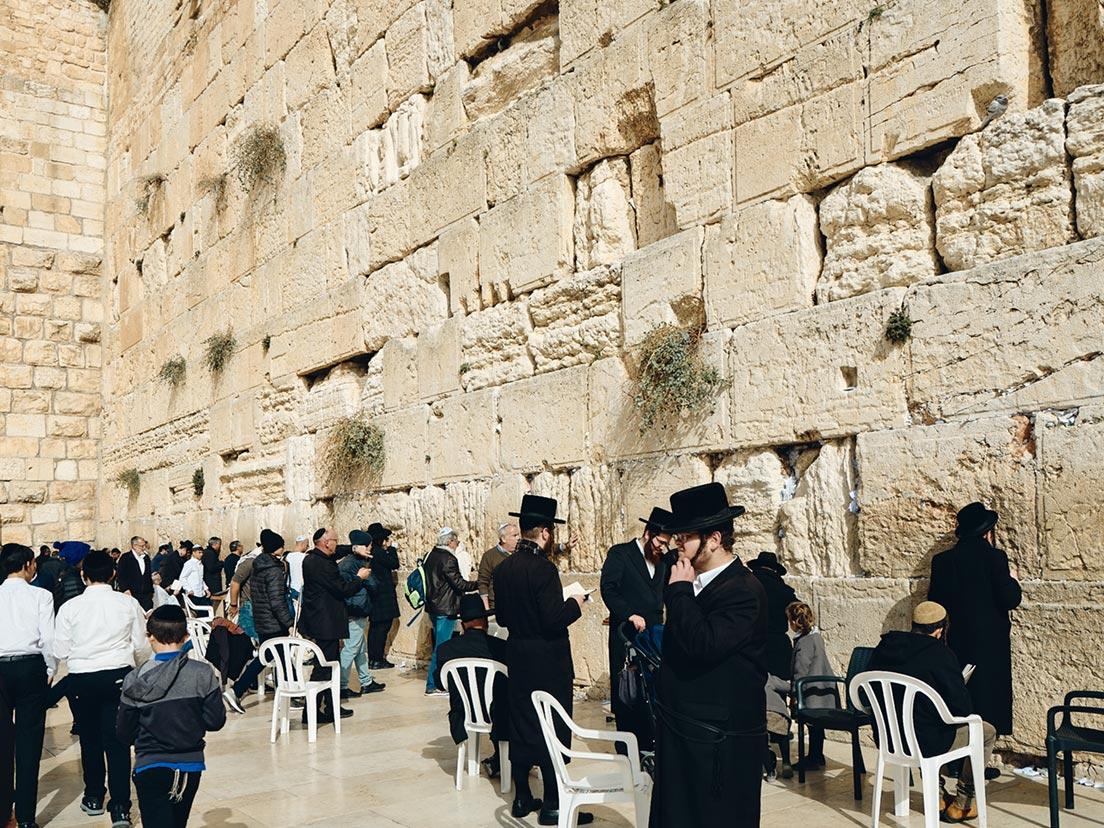 世界中から訪れるユダヤ教徒は神殿跡であるこの壁に向かって祈りを捧げる。願いや祈りを紙に記し、それを岩の隙間に挟み込む人も多い。