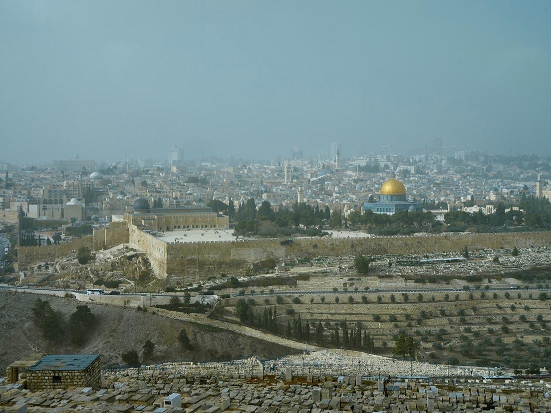 エルサレム旧市街、金色の〈岩のドーム〉を取り囲む城壁で囲まれた空間が「神殿の丘」だ。もともとユダヤのソロモン王、ヘロデ王が神殿を建てた場所であることからこの名で呼ばれる。