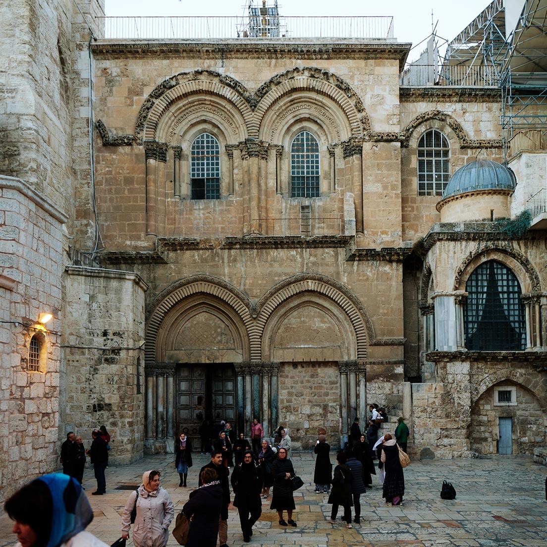 〈聖墳墓教会〉入口の前の中庭。右にある小さなドーム部分（教会2階部分外側に飛び出ている小さな聖堂）が、ヴィア・ドロローサの第10留：衣服を剥ぎ取られる。の場所に設定されている。