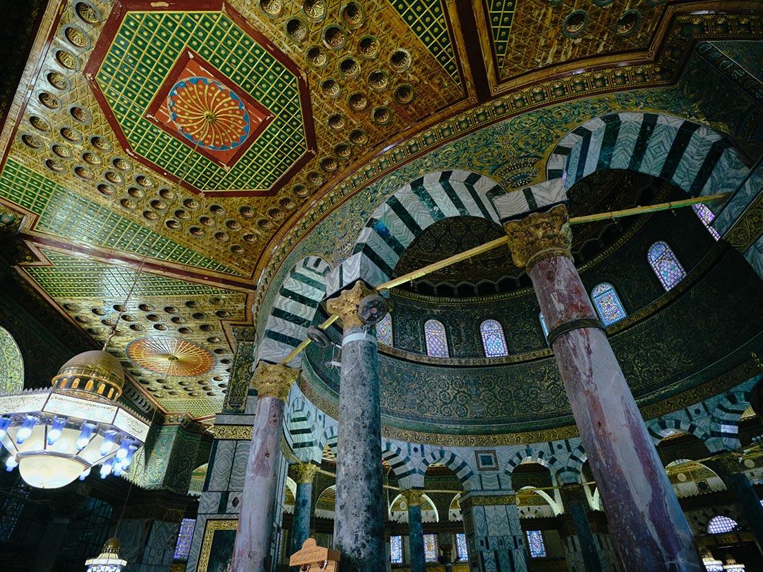 「聖なる岩」は16本の柱で取り囲まれ、この柱が天井部の金色のドームを支える。柱の外側は周歩廊が巡っている。