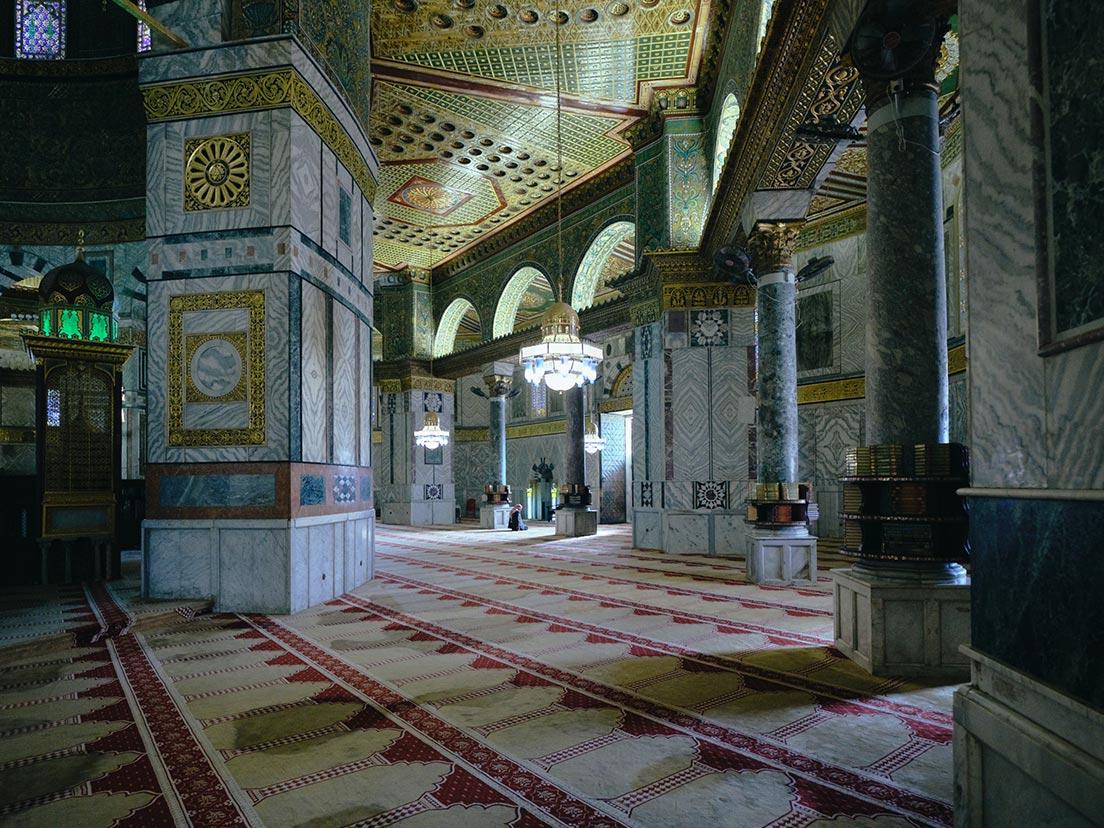 建物中央部の「聖なる岩」を取り囲む周歩廊。アラベスクや幾何学模様などさまざまな装飾が施され、床には絨毯が敷かれている。