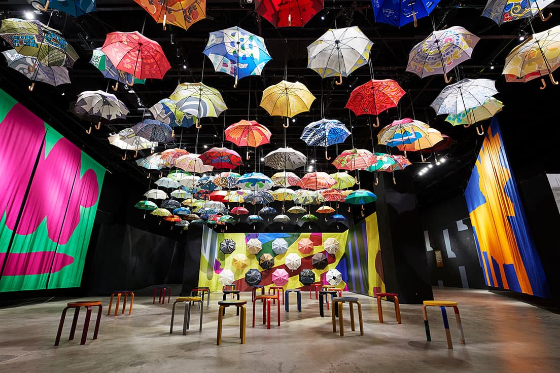 新作タペストリー、鈴木マサルのアイコンでもある傘のコレクションや、数量限定で販売されていたペインティグが施されたアルテックの《スツール 60》が一堂に集まるメイン空間。