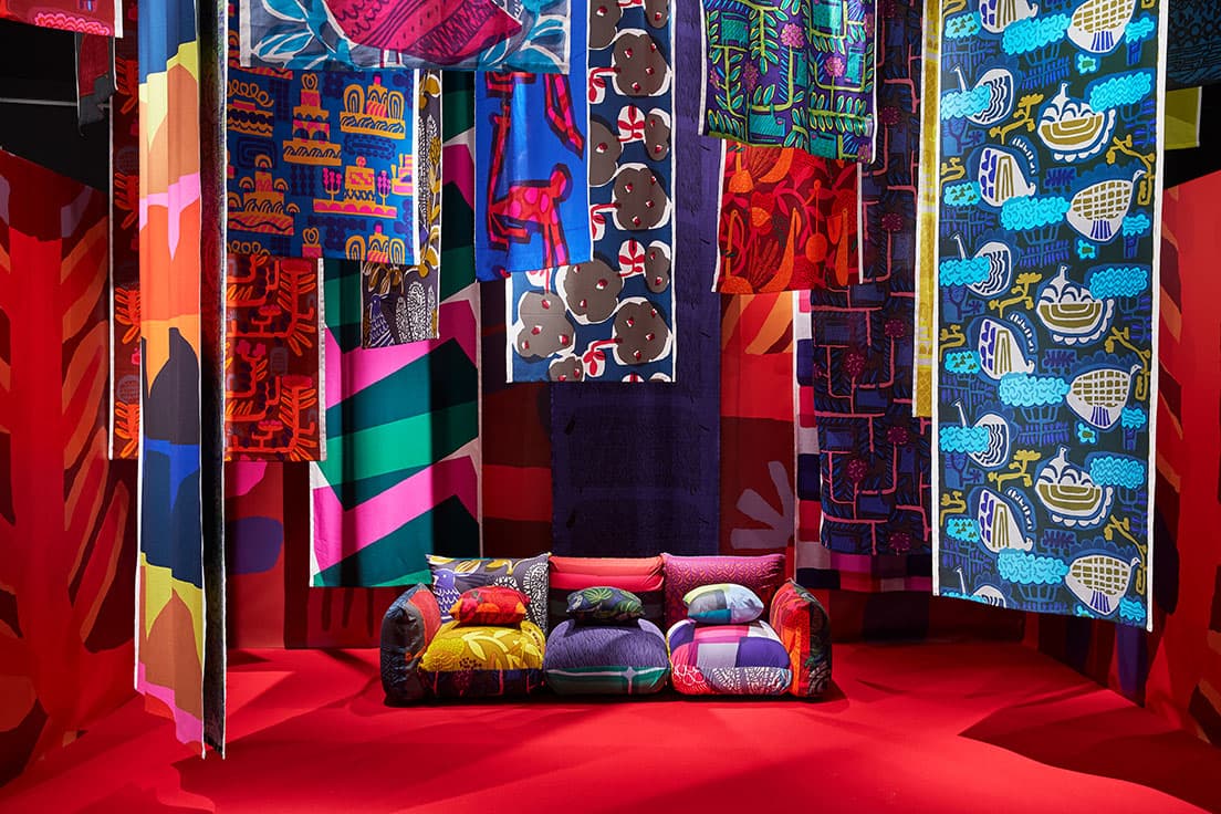 会場設営作業が完了したタイミングで開催中止が決まった『鈴木マサルのテキスタイル展  色と柄を、すべての人に。』。