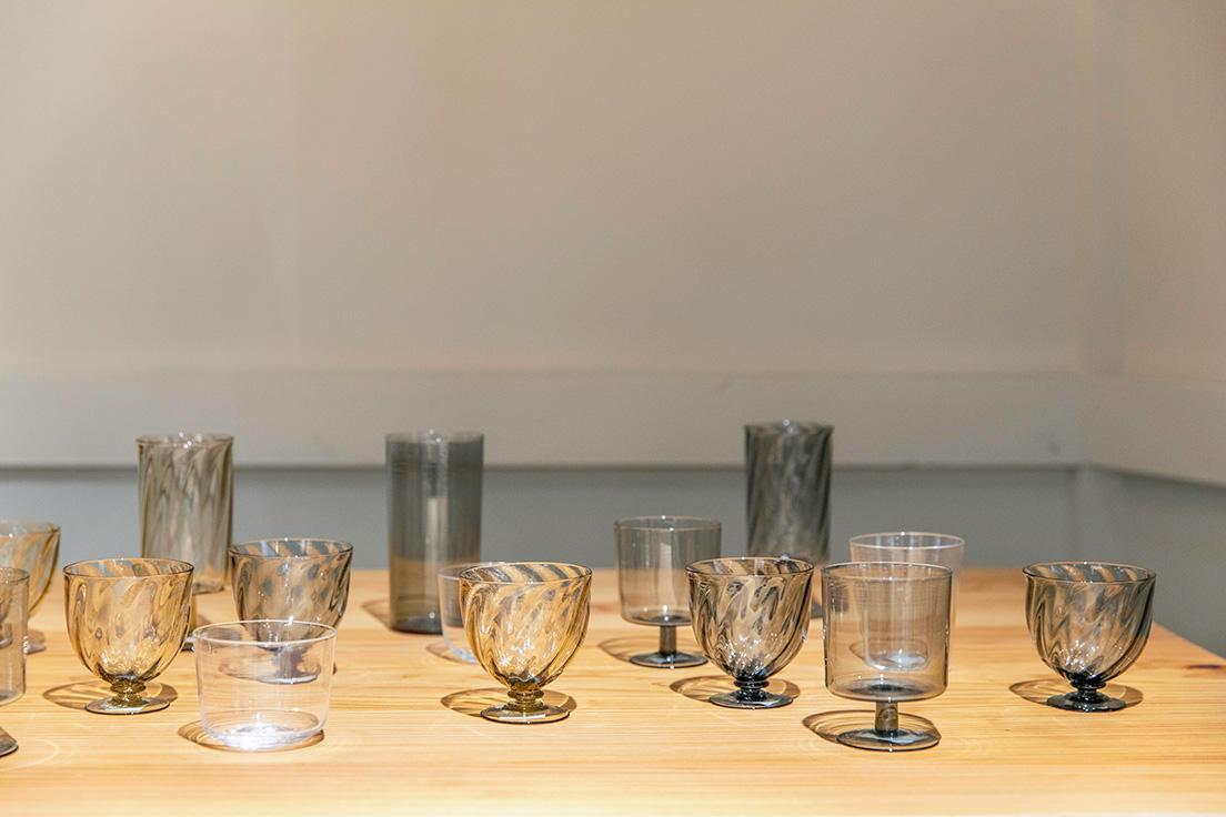 長野県松本市のガラス工房〈RITOGRASS〉のグラス。右端の背の低い波のグラス4,200円、その隣の脚付きのグラス4,000円など。CIBONE別注の品もあり。