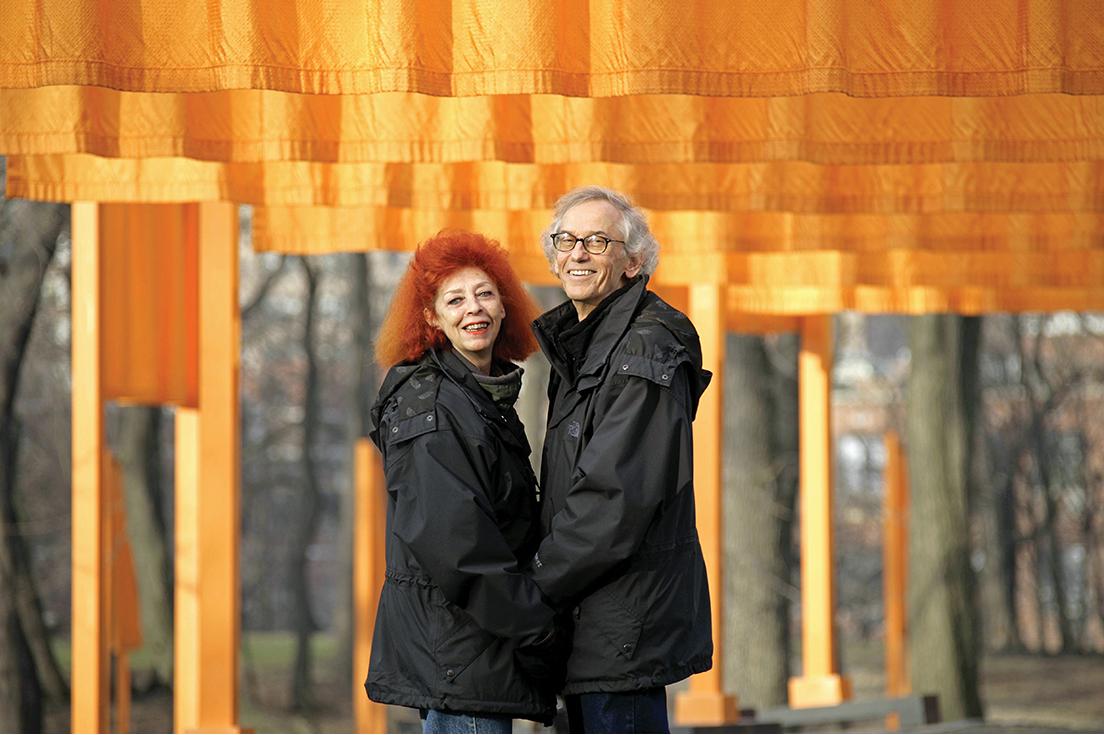 全く同じ日に生まれたクリスト＆ジャンヌ＝クロードのふたり。2005年2月、ニューヨークのセントラルパークに登場したサフラン色の布を垂らした7503のゲイトを設置したインスタレーション「ザ・ゲイト」にて。　Photo: Wolfgang Volz
