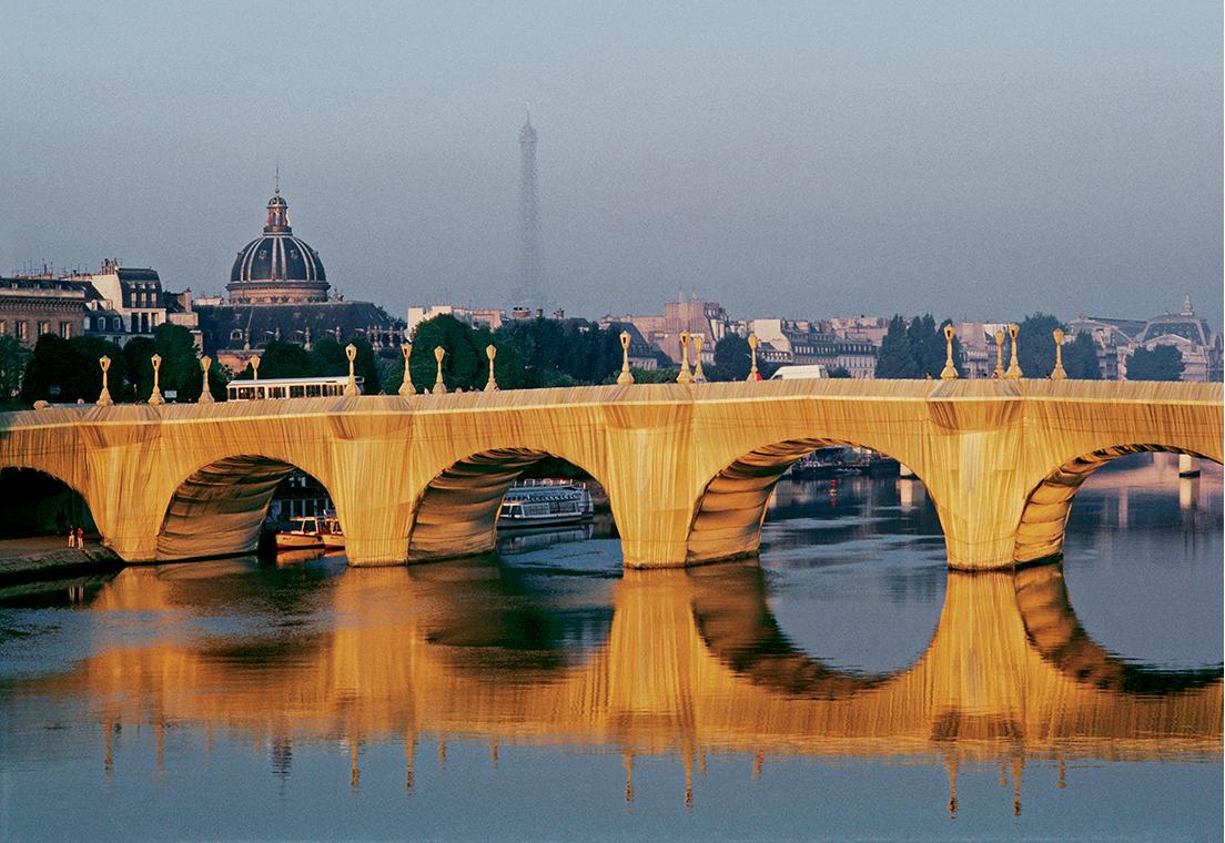 パリの橋を布とロープと鎖で梱包した《ポン・ヌフの梱包》（1985） は実現まで10年かかった。　Photo: Wolfgang Volz © 1995 Christo 