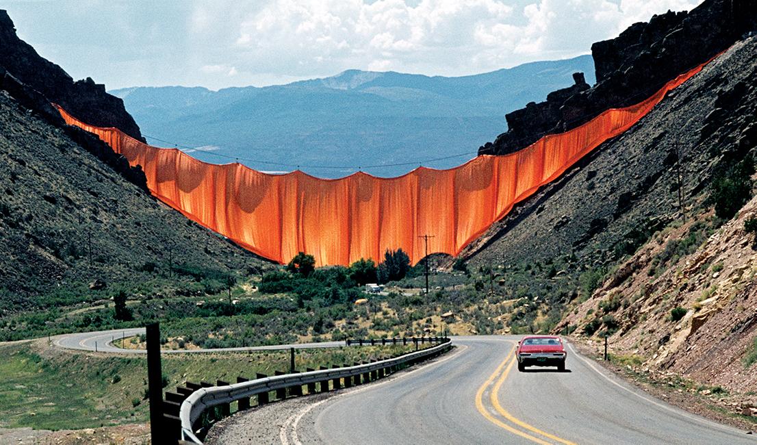 コロラドの渓谷にオレンジの布を張った《ヴァレー・カーテン》（1970−72）　Photo: Wolfgang Volz
