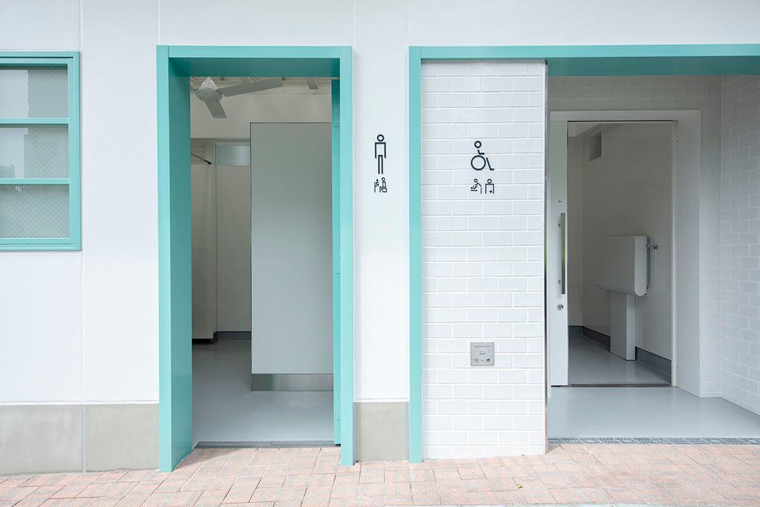 中央がユニバーサル・トイレで、男性用トイレにもベビーチェアが備えられている。