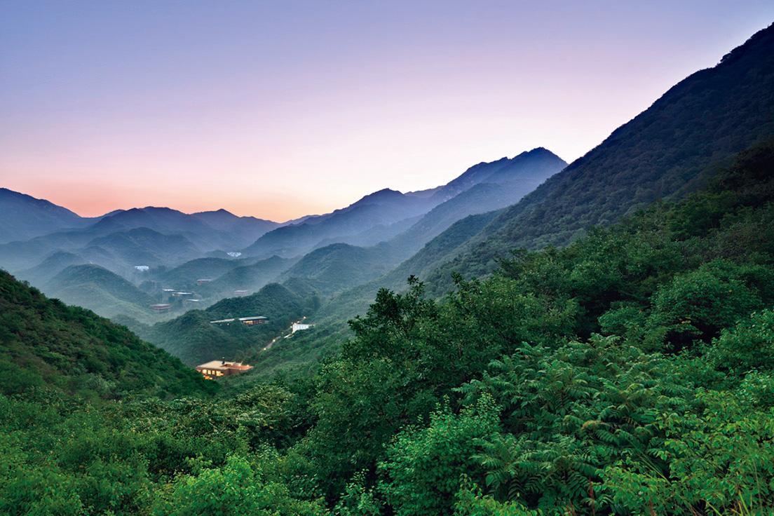 全景。北京市内から車で1時間強の場所にある「水関山脈」の山あいに位置する。360度壮大な自然が見渡せる。