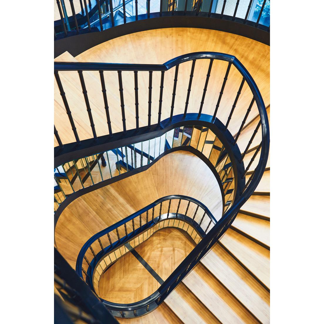 鏡張りの螺旋階段が、美しく各階を繋ぐ。