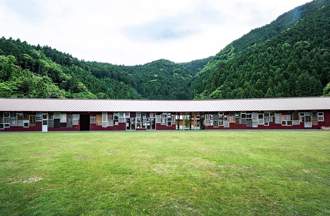 廃棄された700枚の建具で壁面を構成。徳島市内から車で約45分、標高700m以上の山々に囲まれた自然豊かな上勝町に位置。