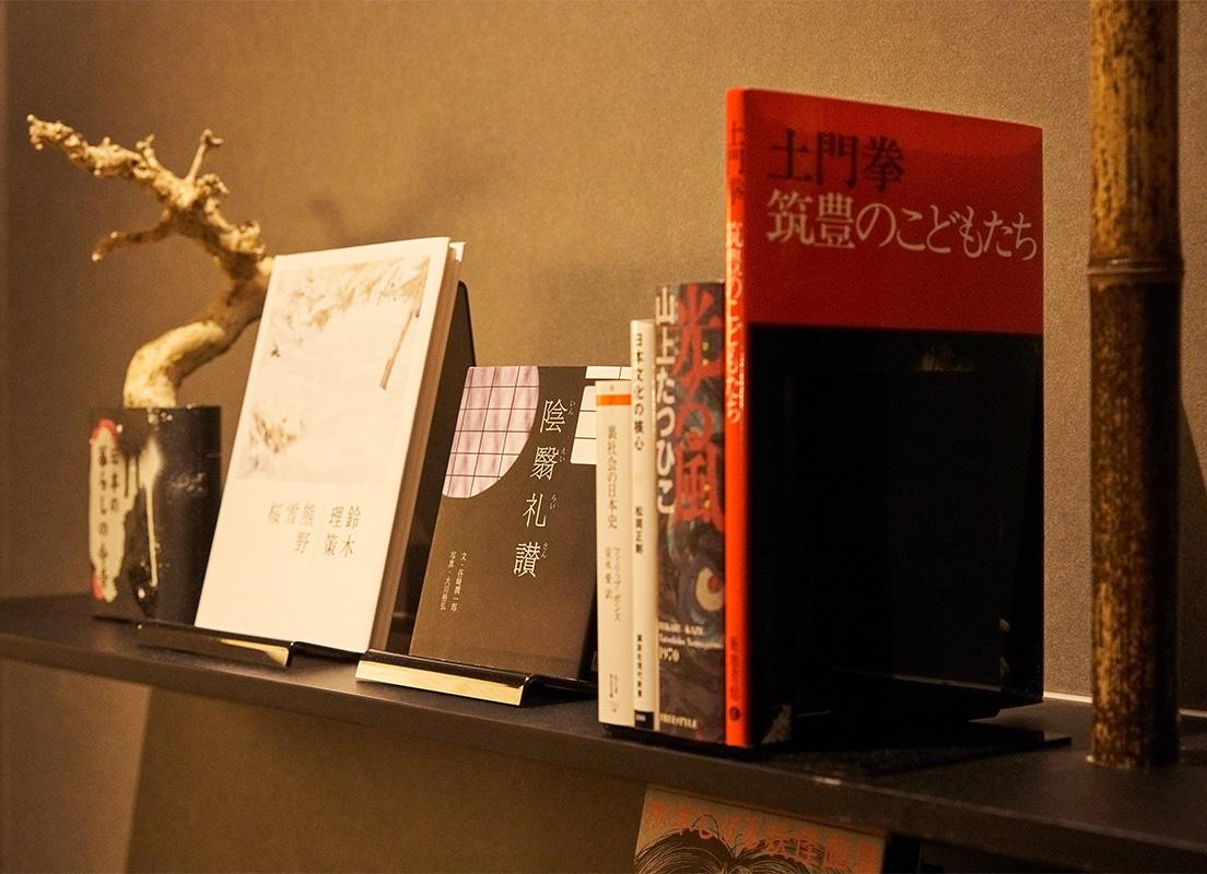 床の間にはモダンな佇まいのドライ盆栽とともに、幅允孝が客室ごとに異なるテーマでセレクトした本が並ぶ。