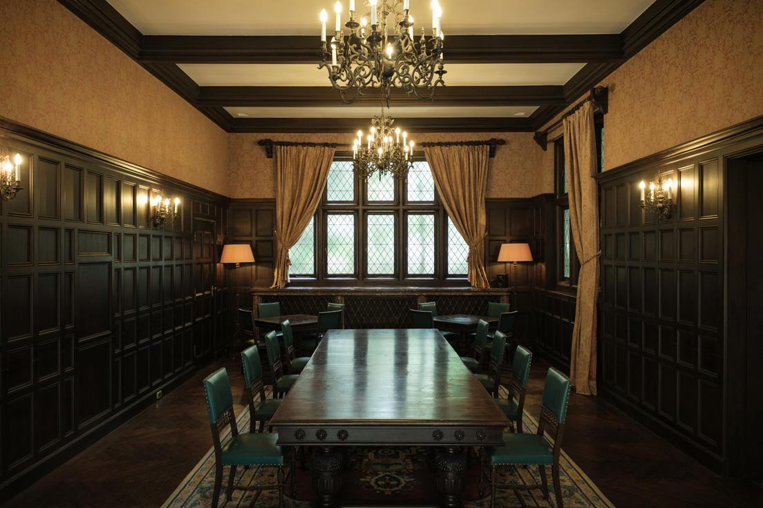 伯爵家の正餐用食堂だった部屋。中央の大テーブルは、当時伯爵家で使用されていた家具として唯一現存するもの。