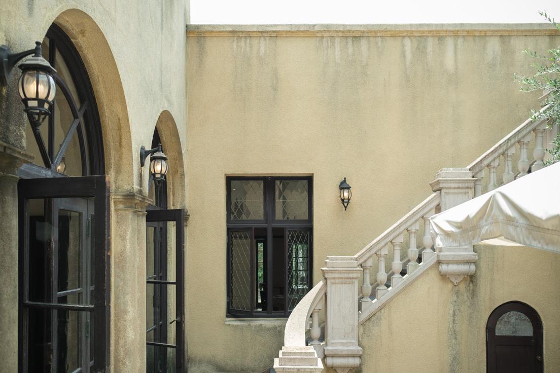 建物の中心に位置し、スパニッシュ建築の特徴でもあるパティオ。階段は屋上庭園につながっている。