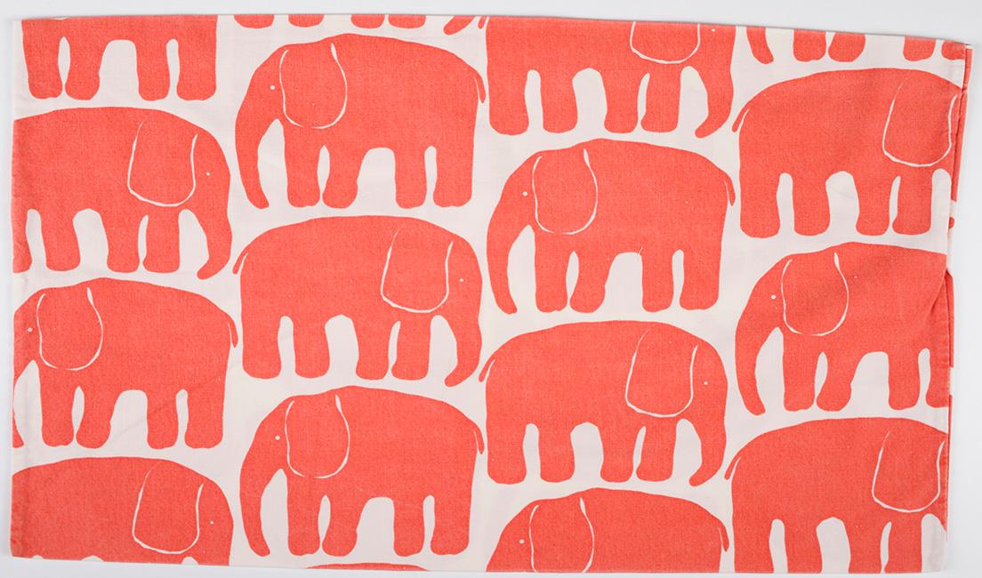 ライナ・コスケラ作「エレファンティ（象）」枕カバー寝具用生地（1969年）／タンペレ歴史博物館 所蔵。