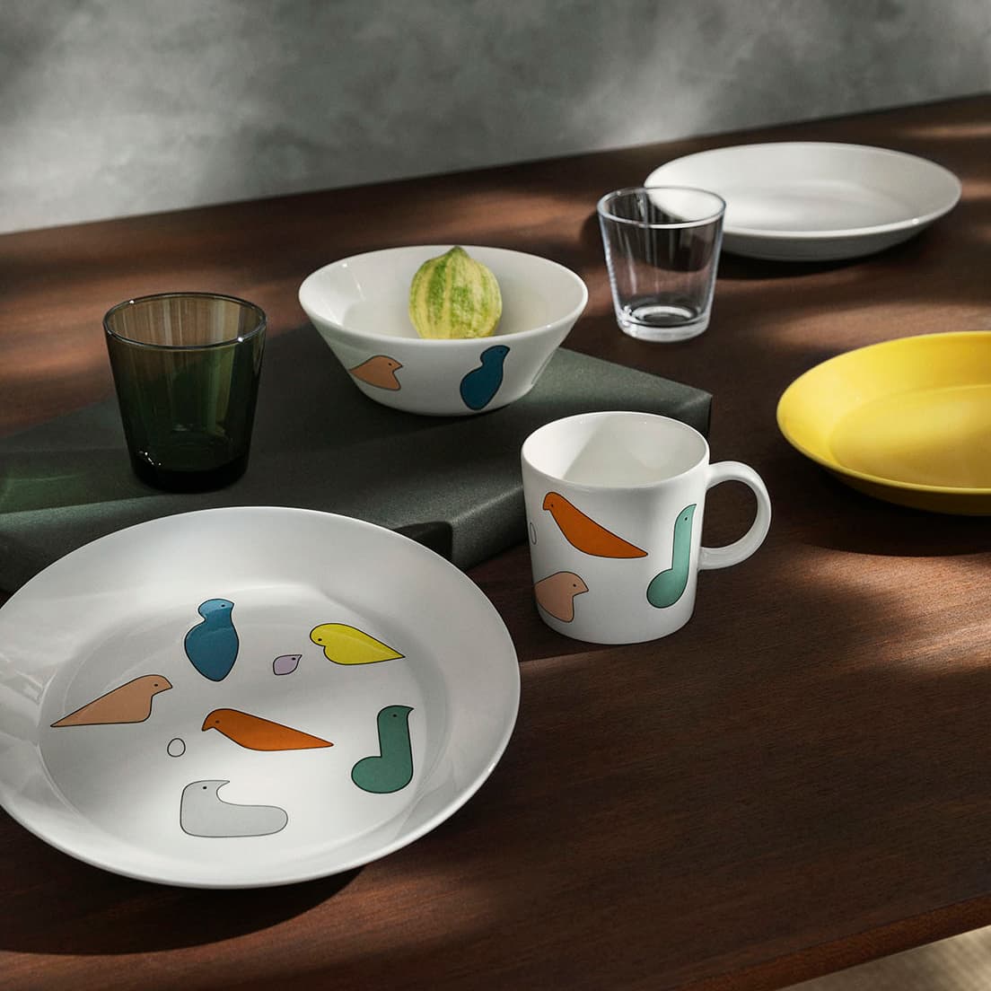 (左から)《プレート バード》21cm、《ボウル バード》15cm、《マグ バード》300ml。各2,800円。