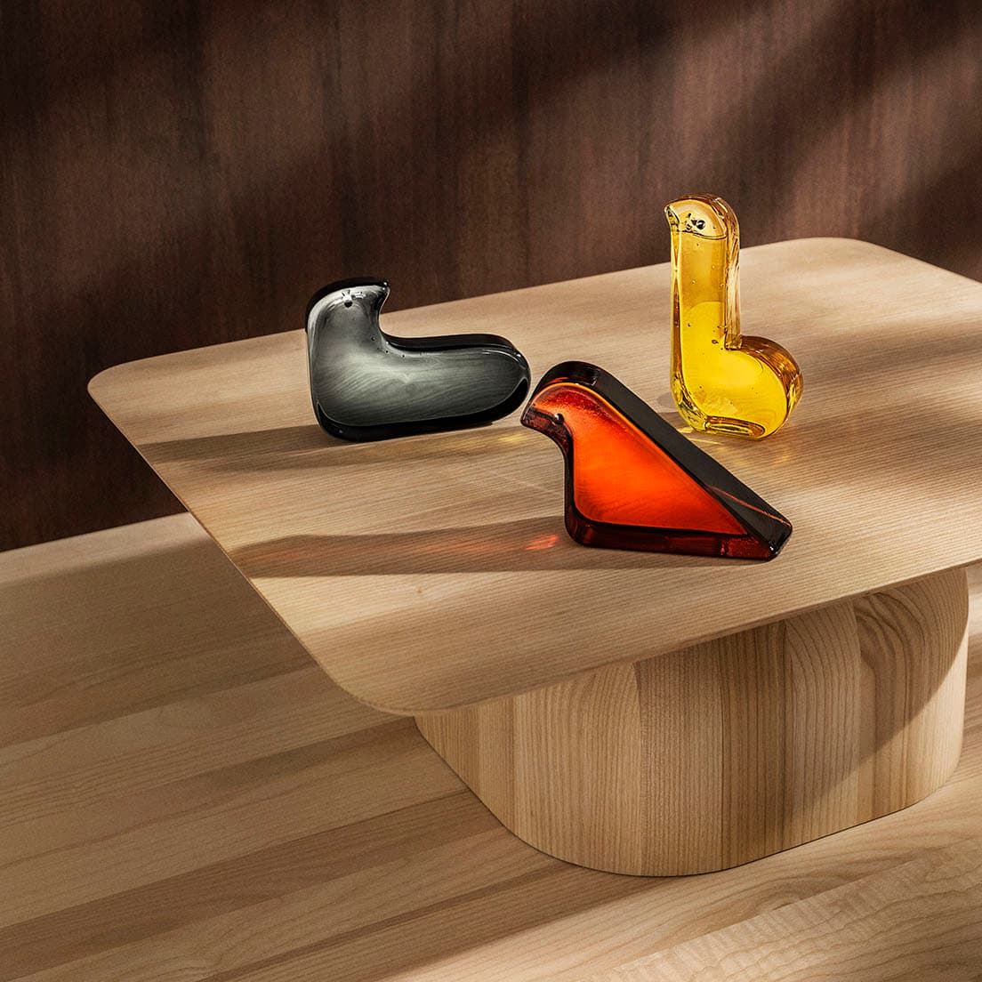 (左から)《ガラスバード グレー》W126×H92mm、《ガラスバード セビリアオレンジ》W135×H82mm、《ガラスバード レモン》W79×H132mm。各7,500円。