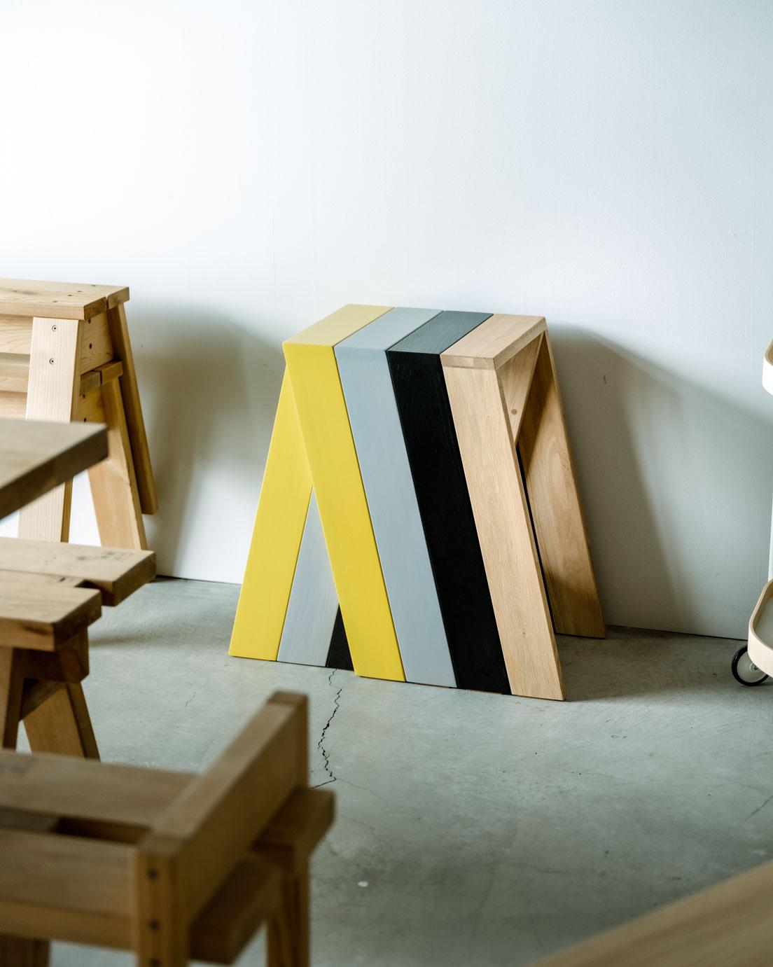 トラフ建築設計事務所による《AA STOOL by Karimoku》。〈カリモク家具〉が得意とする塗装技術も生かした。