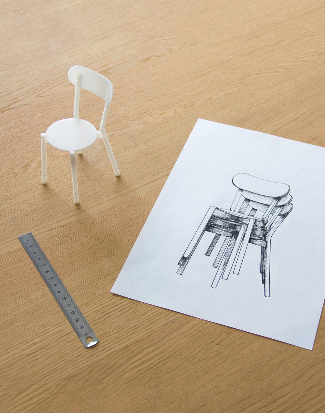 伝統的なカフェチェアを参照して生まれた《キャストール》の椅子のスケッチと模型。この椅子は5脚までスタッキングが可能。