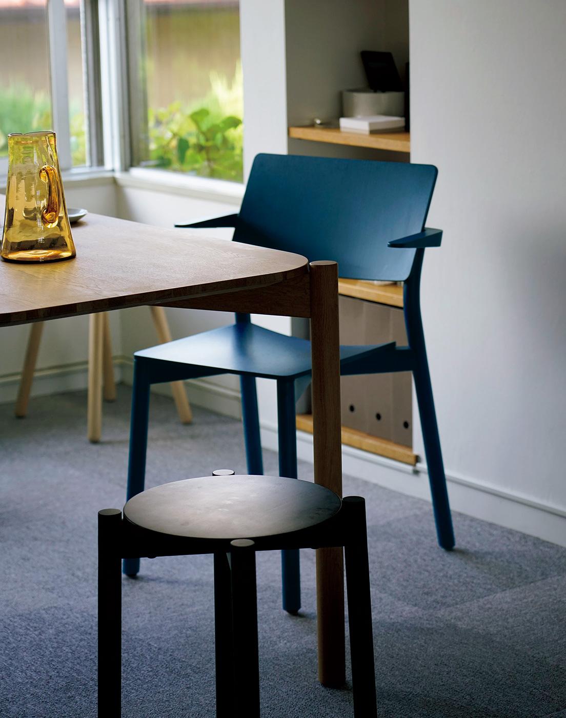 ダヴィッド・グレットリのスタジオにある〈KNS〉製品。テーブルとスツールは《キャストール》、椅子はゲッケラー・ミヘルスの《パノラマアームチェア》。