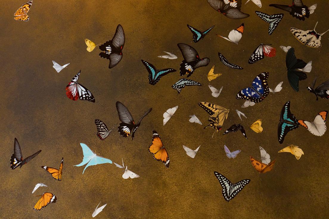 琳派の画家、小松孝英が描き下ろした壁画。日本のアゲハ蝶の中では最大級の、ナガサキアゲハを中心に100匹の蝶が色鮮やかに描かれている。