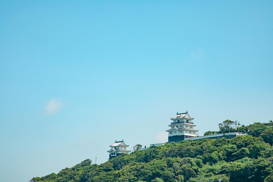 平戸港から平戸城を見上げた風景。