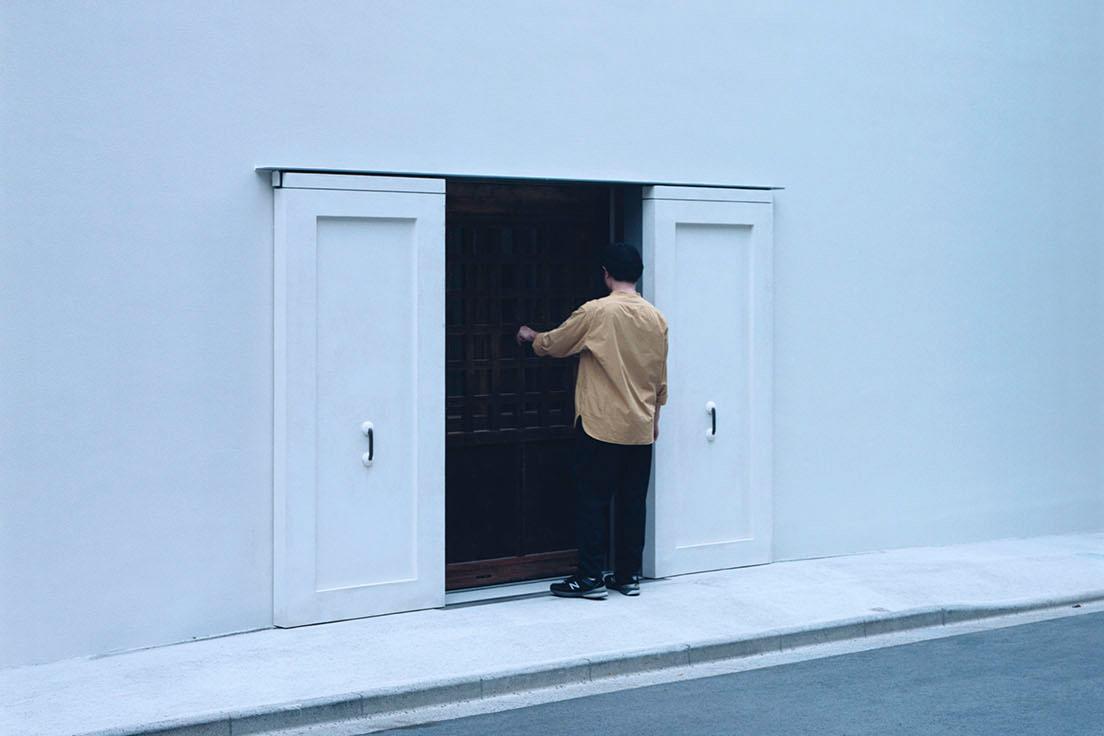 真っ白の建物の中央にある、蔵から移した扉。　photo_Takashi Homma