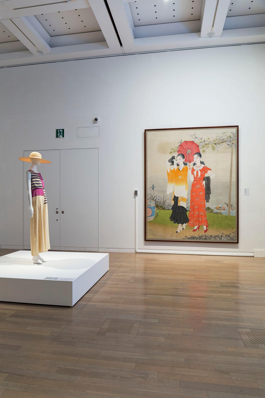 昭和初期のモダンガールを描いた榎本千花俊の絵画《池畔春興》（1932）と田中千代による《パジャマ・ドレス》（1932）。ヨーロッパやアメリカで洋裁を学んだ田中千代は戦前から戦後にかけて日本のファッション界をリードしたデザイナーの一人。