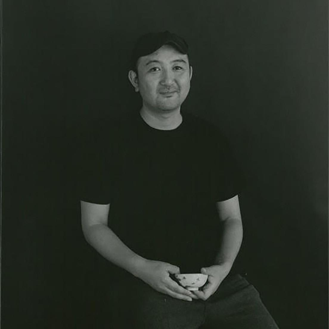 陶磁器デザイナーの阿部薫太郎。