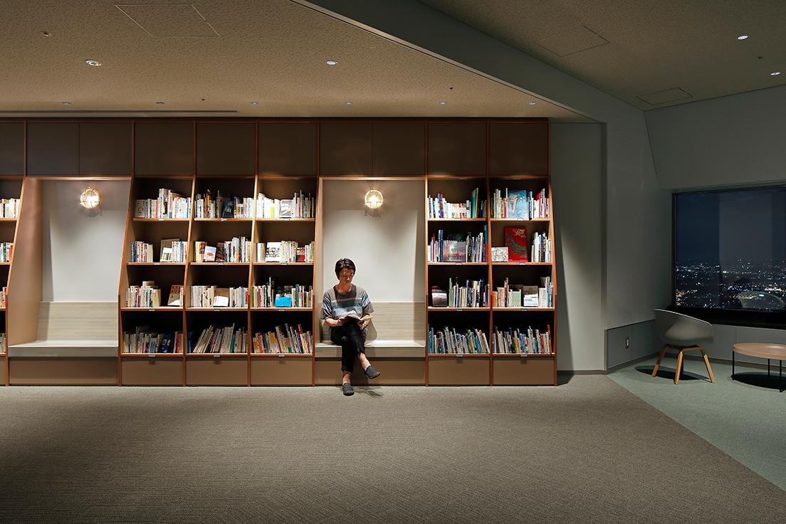 《横浜・空の図書室》では棚の間にあるベンチで読書もできる。