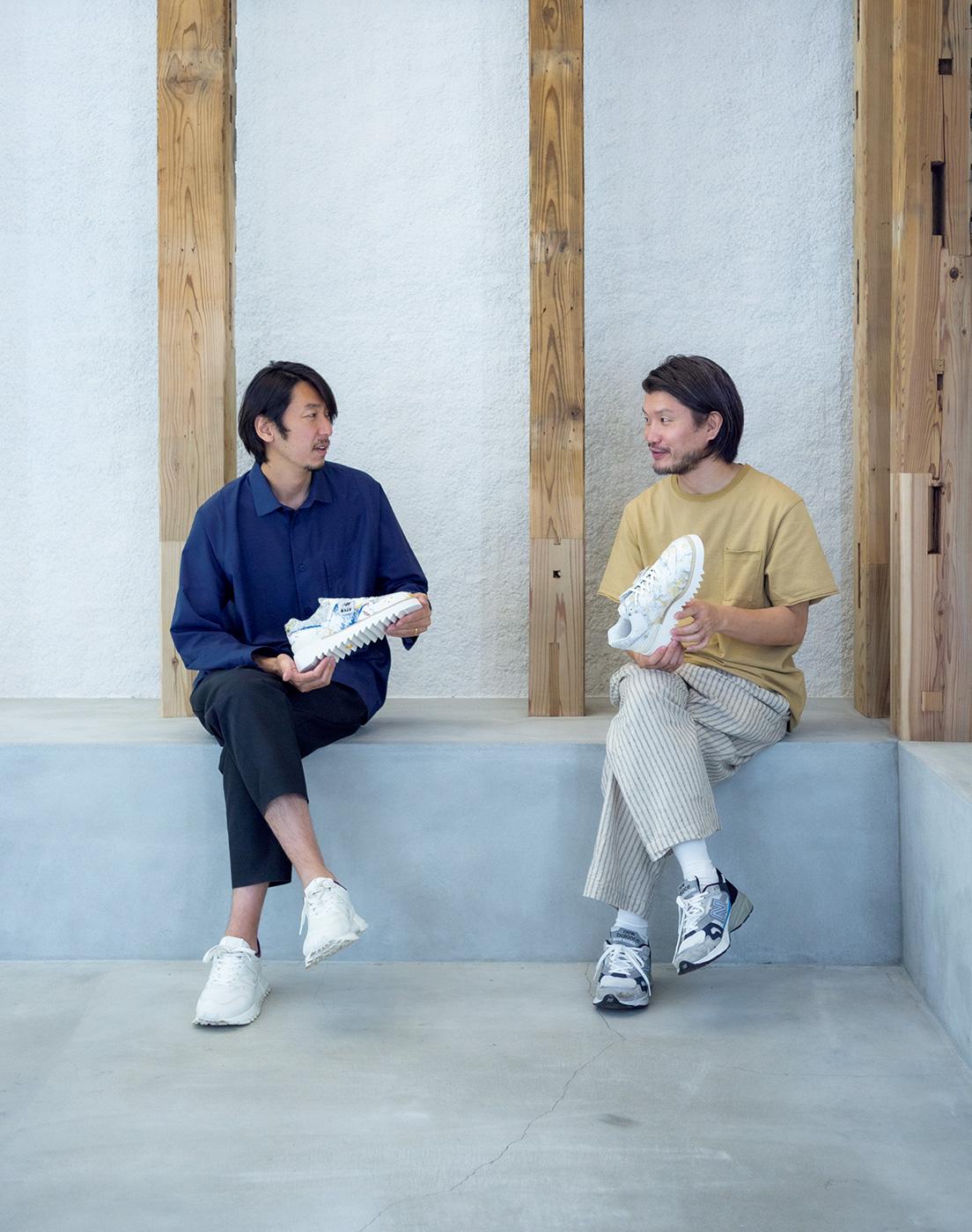 Yoshihisa Tanaka（左）、Shugo Moritani（右）。昨年11月に続く2度目の展示では、より具体的な試みに踏み込み、展示用のスニーカーに加えてシューズボックスも制作。〈T-HOUSE New Balance〉にて。