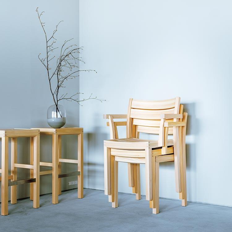 国産針葉樹を活用した清々しいラインナップ。｜〈カリモク家具〉の新しい木の家具。