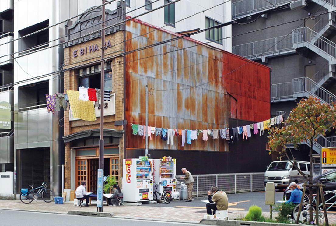 西尾美也『着がえる家』
もと衣料品店だった「海老原商店」（千代田区神田須田町2-13-5）で服をテーマにして展示とワークショップ、制作した服の販売を行う。(c) 東京ビエンナーレ2020/2021 プレイベント