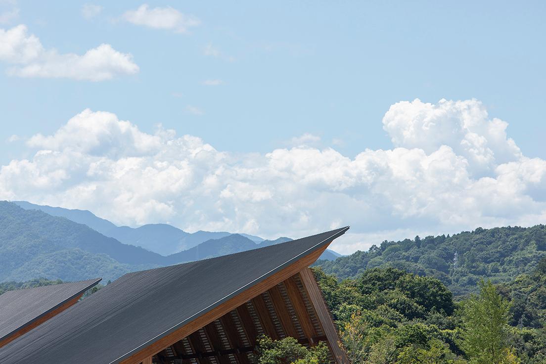 山の稜線を思わせる〈マルシェ ヴィソン〉の大屋根。地元の木材を使った建築は周囲の環境と調和する。