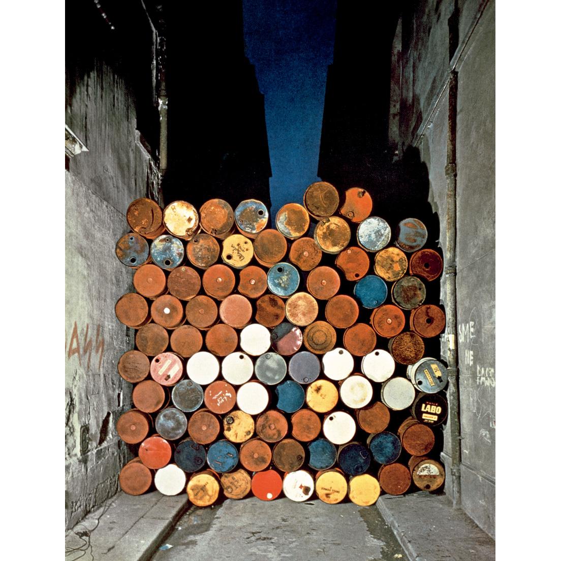  パリの街角に1日だけ出現した《ドラム缶の仮設壁―鉄のカーテン》（1962年6月27日）。 Christo, Temporary Wall of Oil Barrels – The Iron Curtain, Rue Visconti, Paris, 27 June 1962 (c) Christo 1962 Photo  (c)Jean-Dominique Lajoux