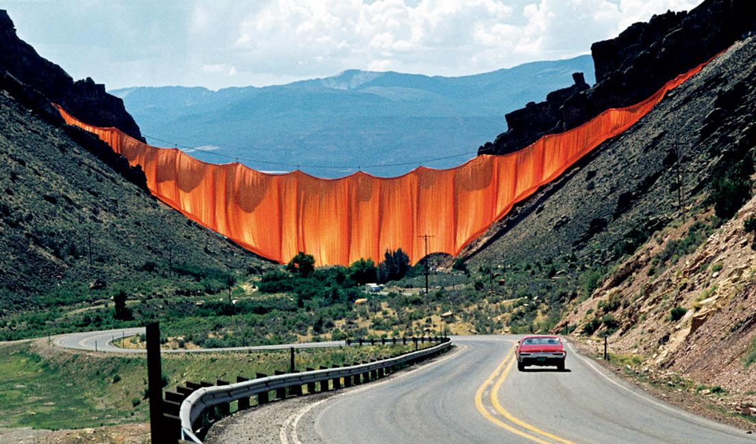 コロラド州ライフルの渓谷にカーテンを掛けた《ヴァレー・カーテン》（1970-72）。Valley Curtain, Rifle, Colorado, 1970-72 / Christo and Jeanne-Claude, Photo: Wolfgang Volz