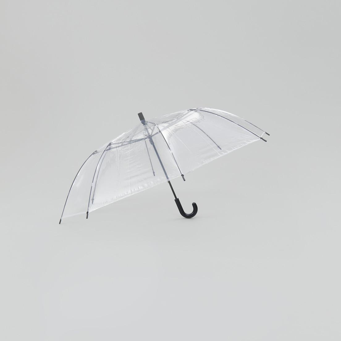 ショートワイド傘〈スギタ〉長傘と折り畳み傘の長所を併せ持つ《ショートワイド傘》。中棒を短くすることで、全長60㎝とコンパクトなサイズを実現。持つ際に腕がＶ字になるため、負荷がかかりにくく、強い雨風でもしっかりコントロールできる。広げると直径103㎝と長傘同様のゆとりがあり、雨に濡れにくい。1,296円（スギタ TEL 06 6541 0180）。